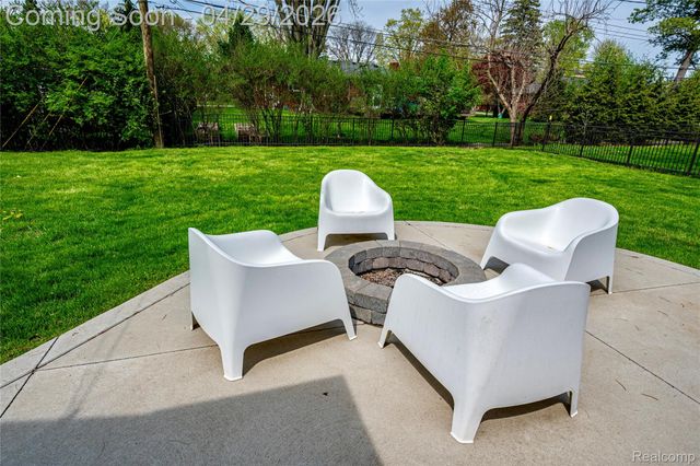 16956 Lauderdale Avenue, Beverly Hills Village, MI 48025