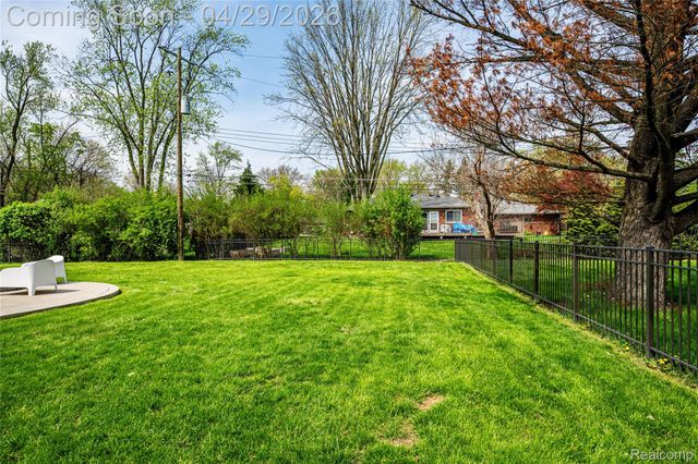16956 Lauderdale Avenue, Beverly Hills Village, MI 48025