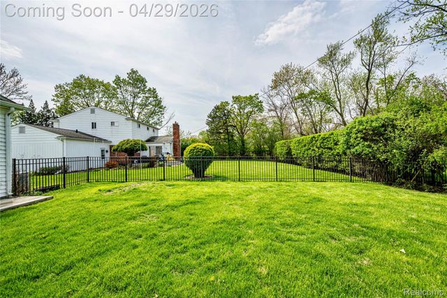 16956 Lauderdale Avenue, Beverly Hills Village, MI 48025