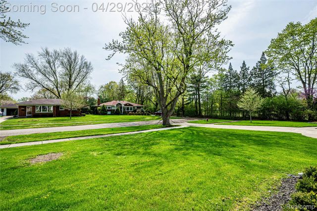 16956 Lauderdale Avenue, Beverly Hills Village, MI 48025