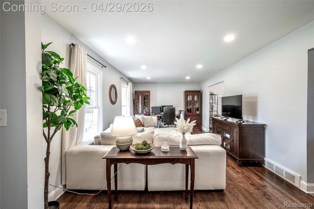 16956 Lauderdale Avenue, Beverly Hills Village, MI 48025