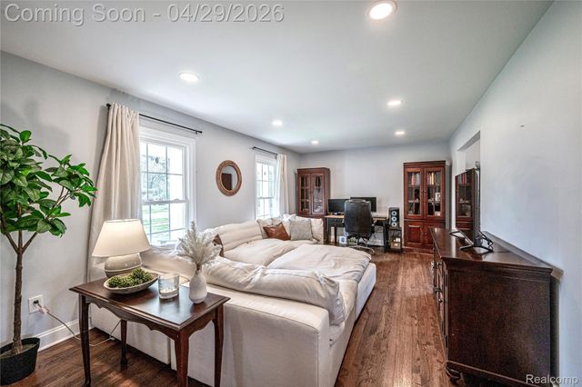 16956 Lauderdale Avenue, Beverly Hills Village, MI 48025