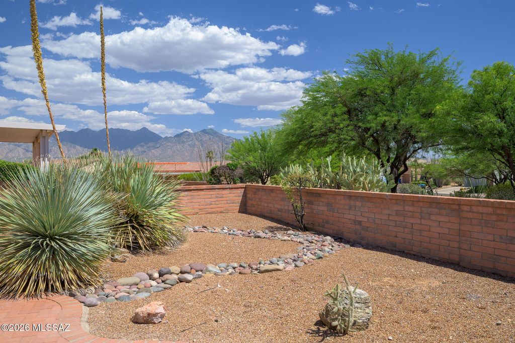 2025 W Amblemorn Drive, Green Valley, AZ 85622