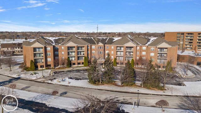 2118 Country Club Drive, St Clair Shores, MI 48082