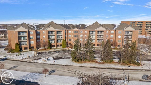 2118 Country Club Drive, St Clair Shores, MI 48082