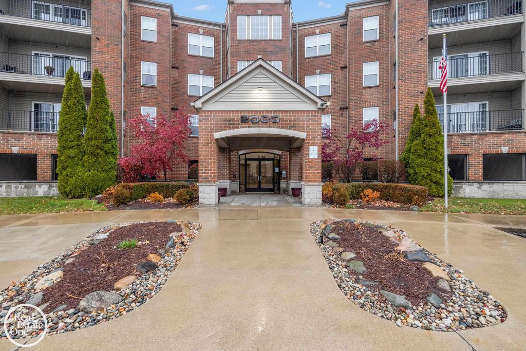 2118 Country Club Drive, St Clair Shores, MI 48082