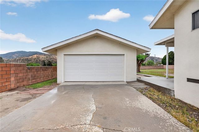 514 E Victory, Banning, CA 92220