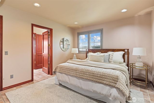 4701 NE Shore Place, Lake Forest Park, WA 98155