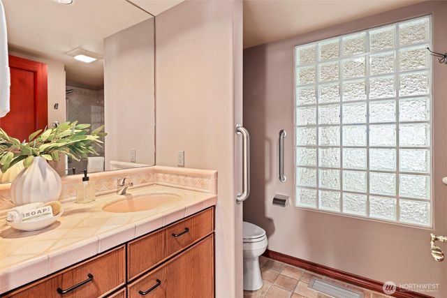 4701 NE Shore Place, Lake Forest Park, WA 98155