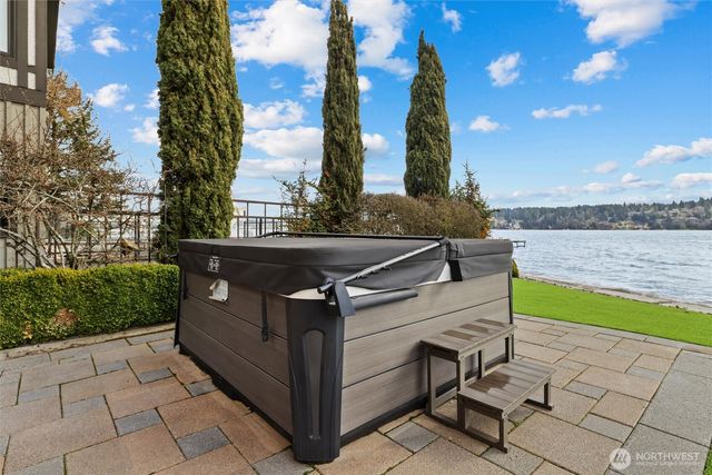 4701 NE Shore Place, Lake Forest Park, WA 98155