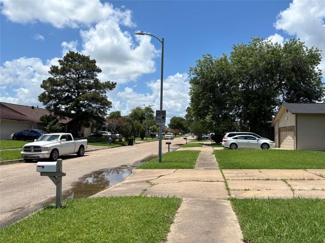 11427 Mulholland Drive, Houston, TX 77477