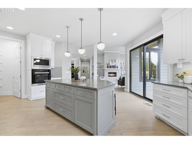 16200 WALUGA Dr, Lake Oswego, OR 97035