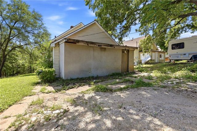 2202 Wood Avenue, Kansas City, KS 66104