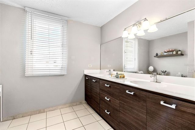 6006 VIA DEL PALMAR, Toa Baja, PR 00951