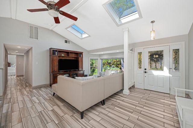 3903 Peach Dr, Loomis, CA 95650