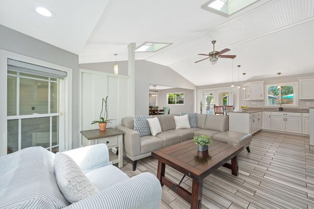 3903 Peach Dr, Loomis, CA 95650