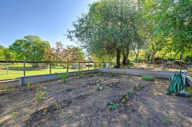 3903 Peach Dr, Loomis, CA 95650