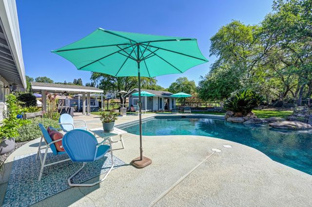 3903 Peach Dr, Loomis, CA 95650