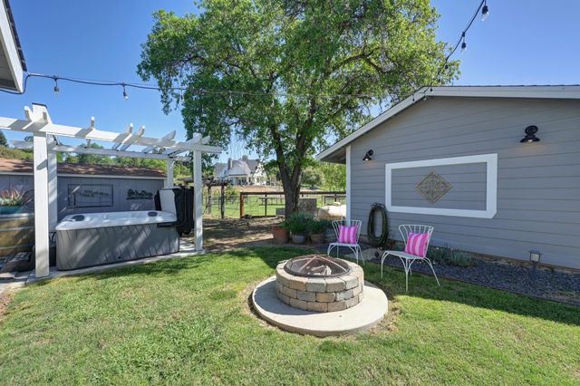 3903 Peach Dr, Loomis, CA 95650