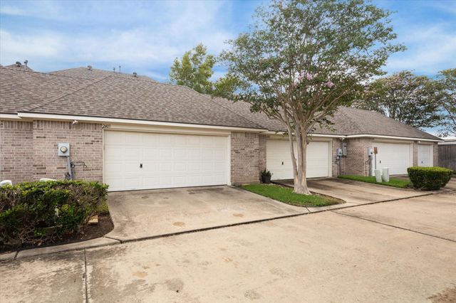 2403 Clippers Square, Nassau Bay, TX 77058