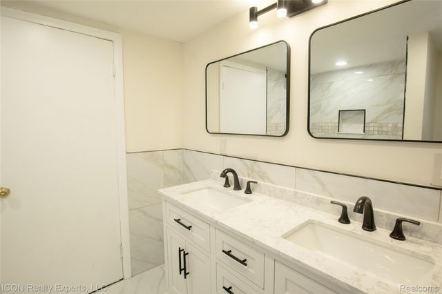 6838 Braun, Center Line, MI 48015