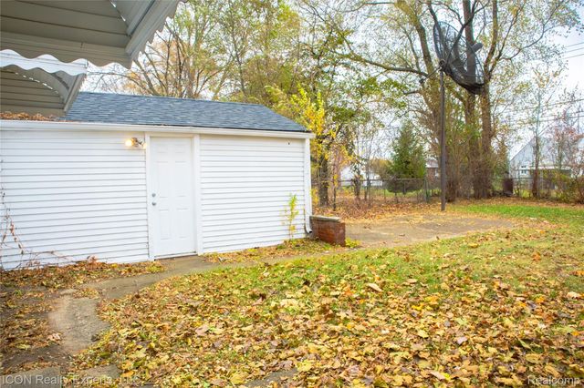 6838 Braun, Center Line, MI 48015