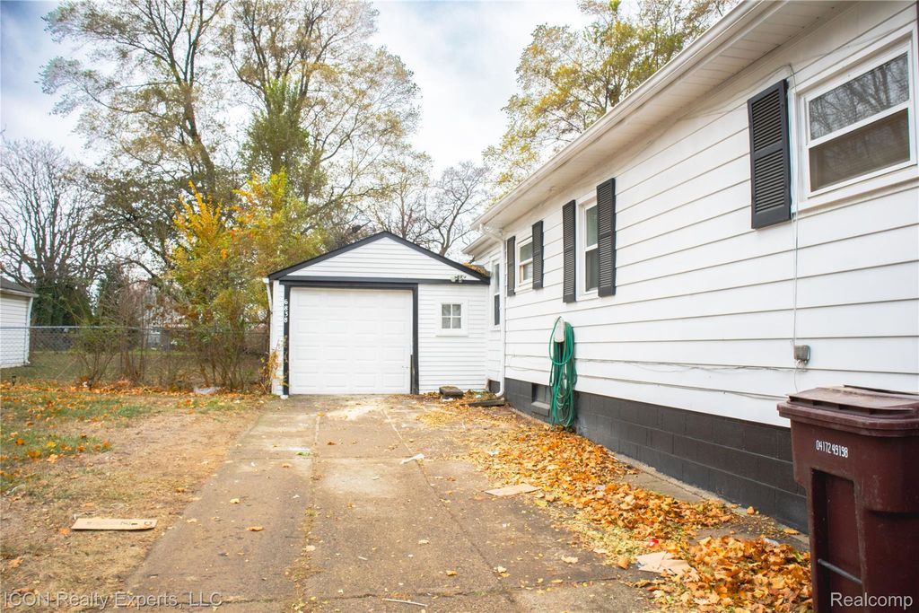 6838 Braun, Center Line, MI 48015