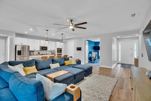 6213 Arcadia Square, Vero Beach, FL 32966