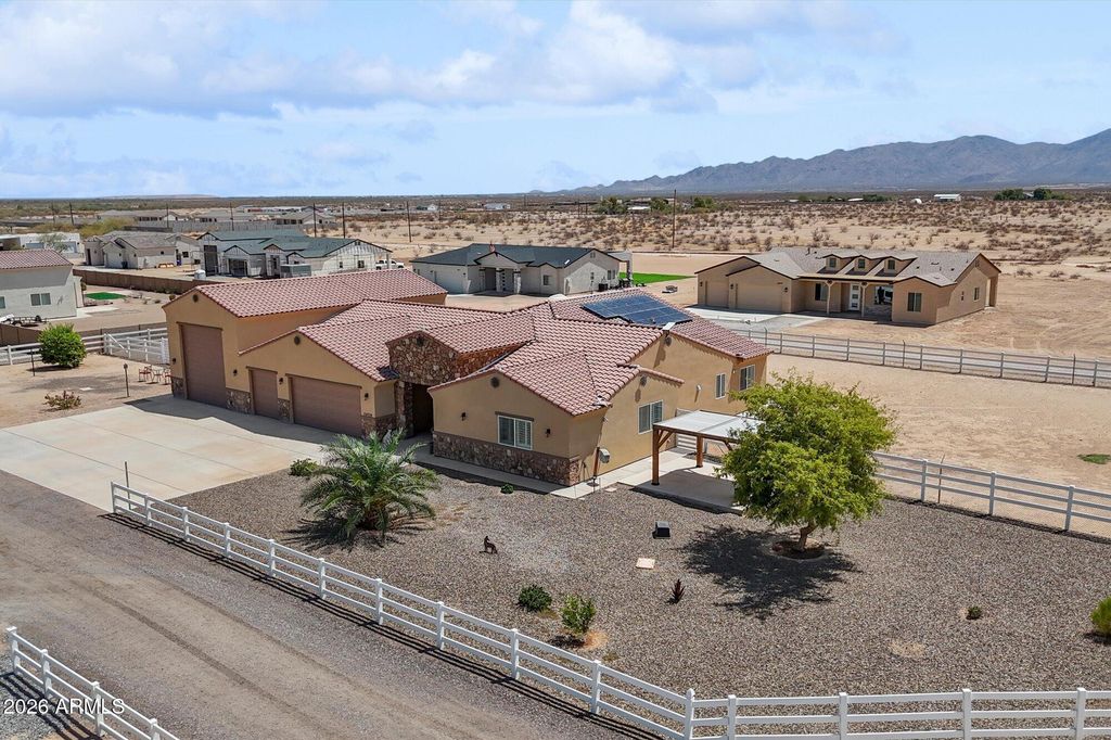 24039 W Cavedale Drive, Wittmann, AZ 85361 — photo 2