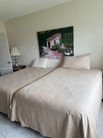 450 Golden Isles Dr 2G, Hallandale Beach, FL 33009