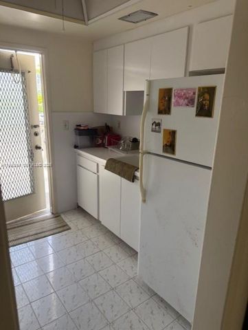 450 Golden Isles Dr 2G, Hallandale Beach, FL 33009