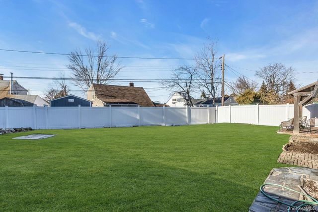 38 Fireplace Lane, Hicksville, NY 11801