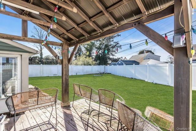 38 Fireplace Lane, Hicksville, NY 11801