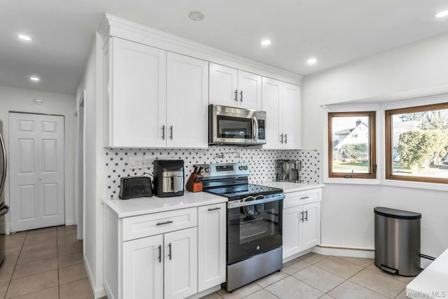 38 Fireplace Lane, Hicksville, NY 11801