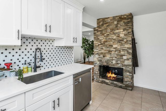 38 Fireplace Lane, Hicksville, NY 11801