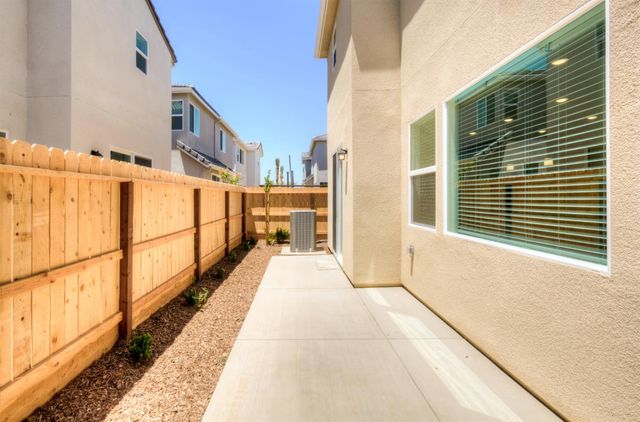 1498 Vintage Lane, Clovis, CA 93619