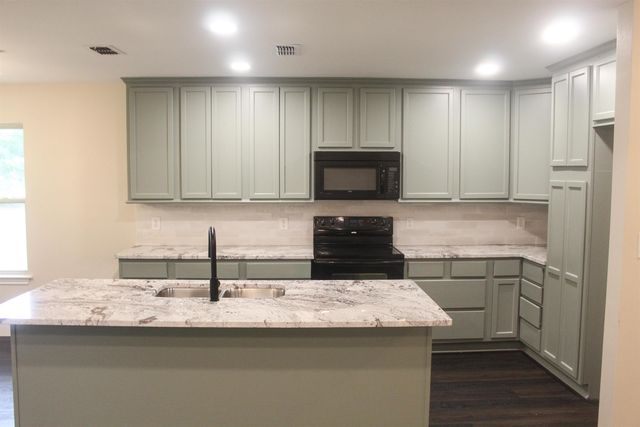 6110 Club Dr, Gilmer, TX 75645