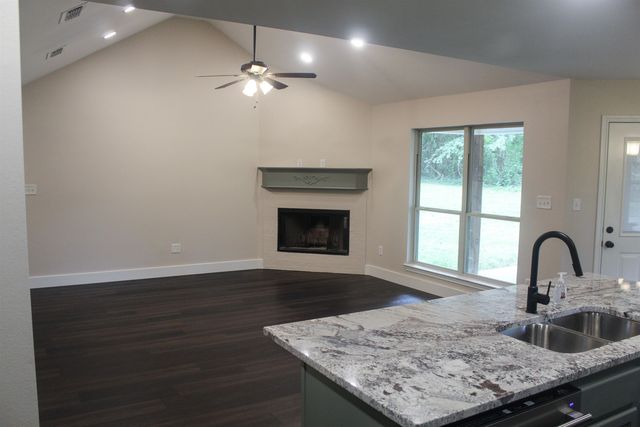 6110 Club Dr, Gilmer, TX 75645
