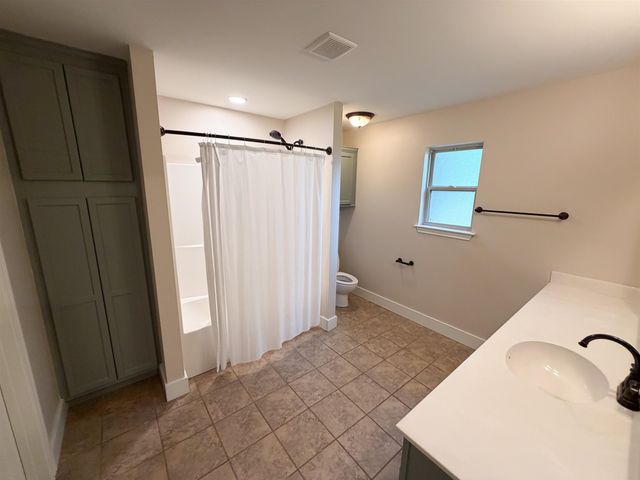 6110 Club Dr, Gilmer, TX 75645