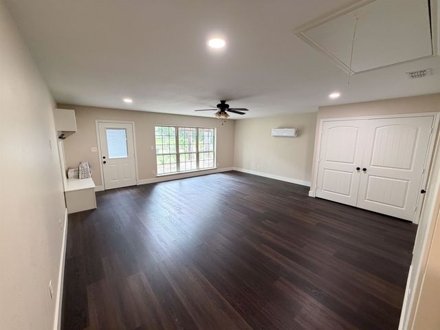 6110 Club Dr, Gilmer, TX 75645