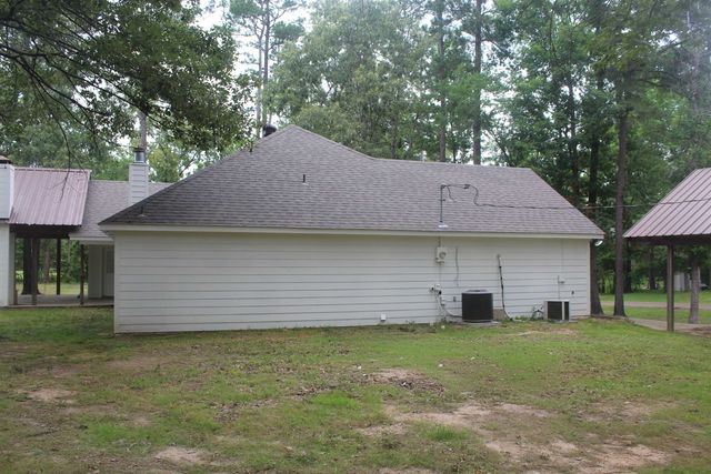 6110 Club Dr, Gilmer, TX 75645