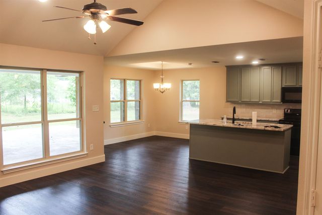 6110 Club Dr, Gilmer, TX 75645