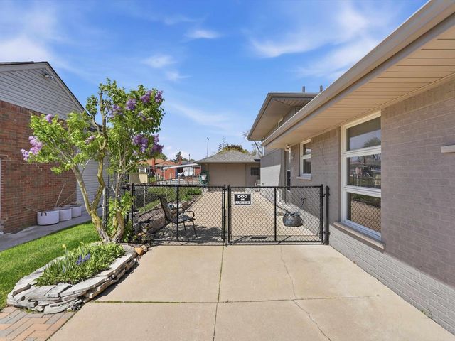 22445 Lange Street, St Clair Shores, MI 48080