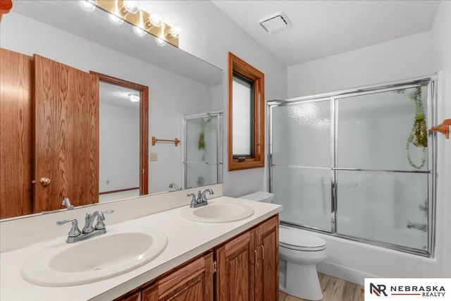 807 Forestview Circle, Bellevue, NE 68005