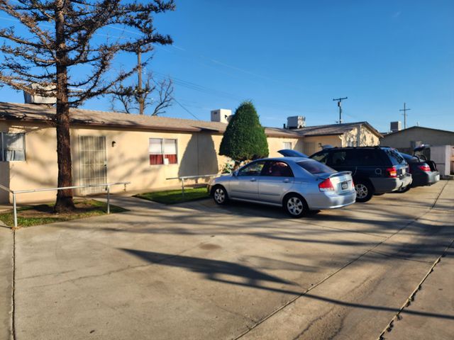 240 W Vetter Drive, Tulare, CA 93274