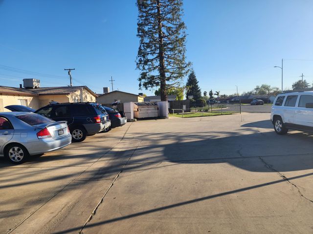 240 W Vetter Drive, Tulare, CA 93274