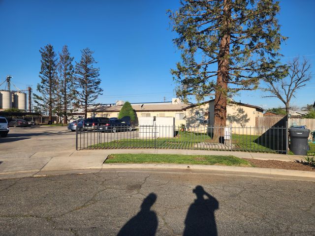 240 W Vetter Drive, Tulare, CA 93274