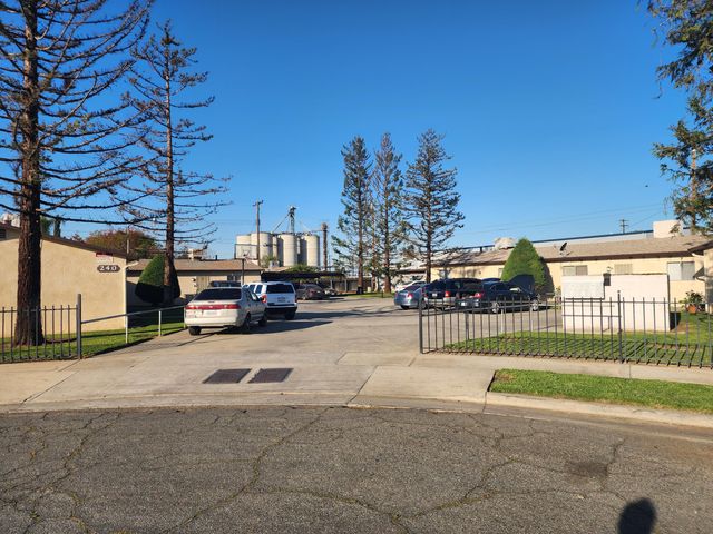 240 W Vetter Drive, Tulare, CA 93274