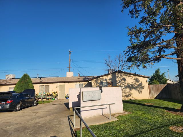 240 W Vetter Drive, Tulare, CA 93274