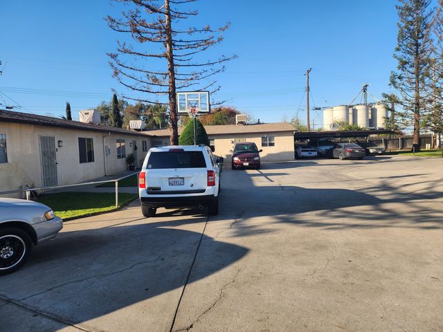 240 W Vetter Drive, Tulare, CA 93274